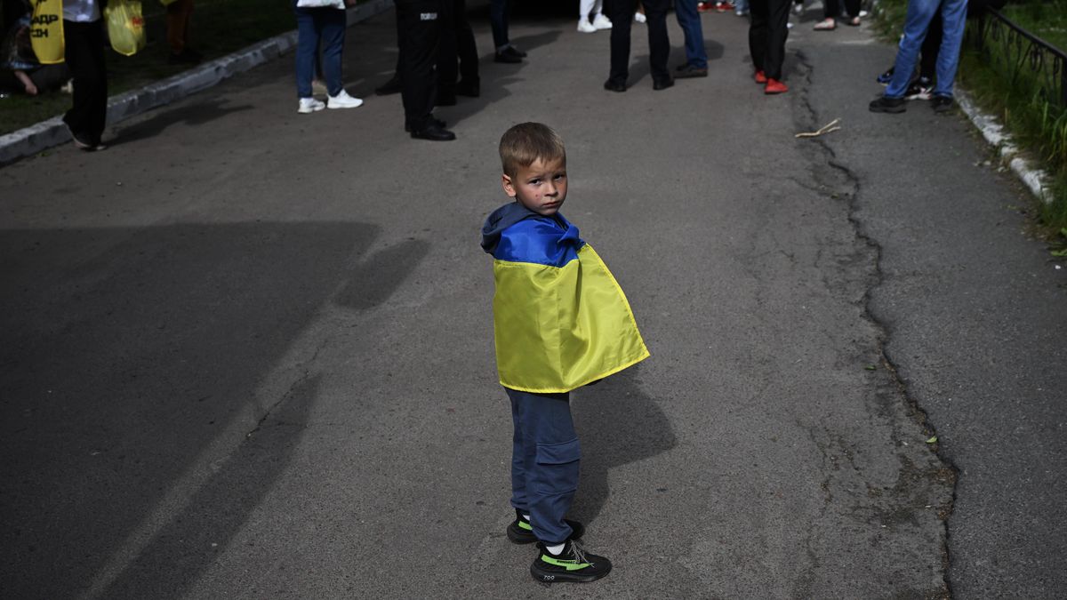 Válka se nevede jen na frontě, ale i uvnitř země, říká dobrovolník o Ukrajině